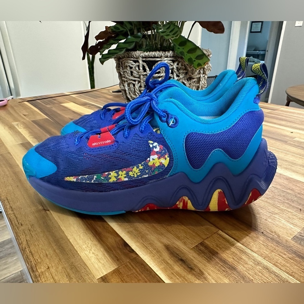 🛍️Unisex Nike Antetokoumpo Basketball Shoes Size 5Y gently used